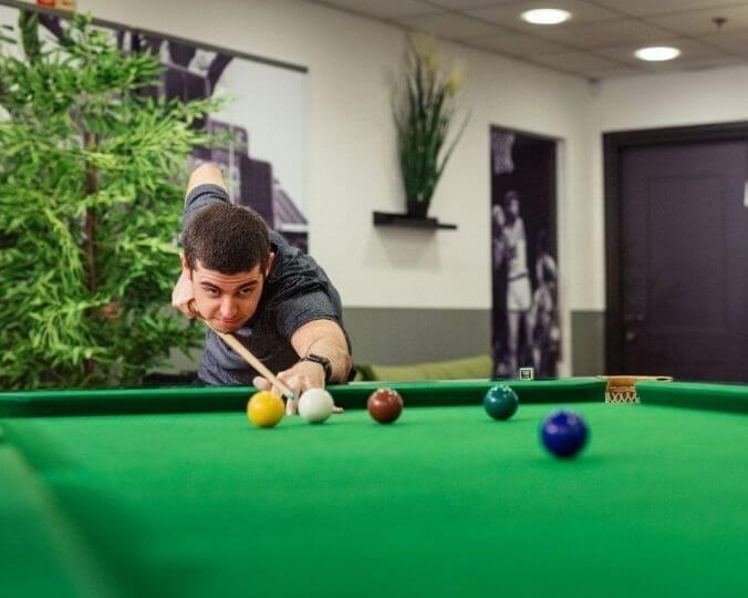 Asi Tovi plays snooker
